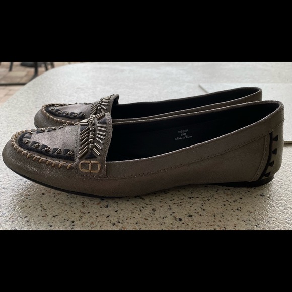 EUC Donald J Pliner “DEESP” ladies’ metallic/beaded loafers, size 6-1/2 medium - Picture 3 of 10